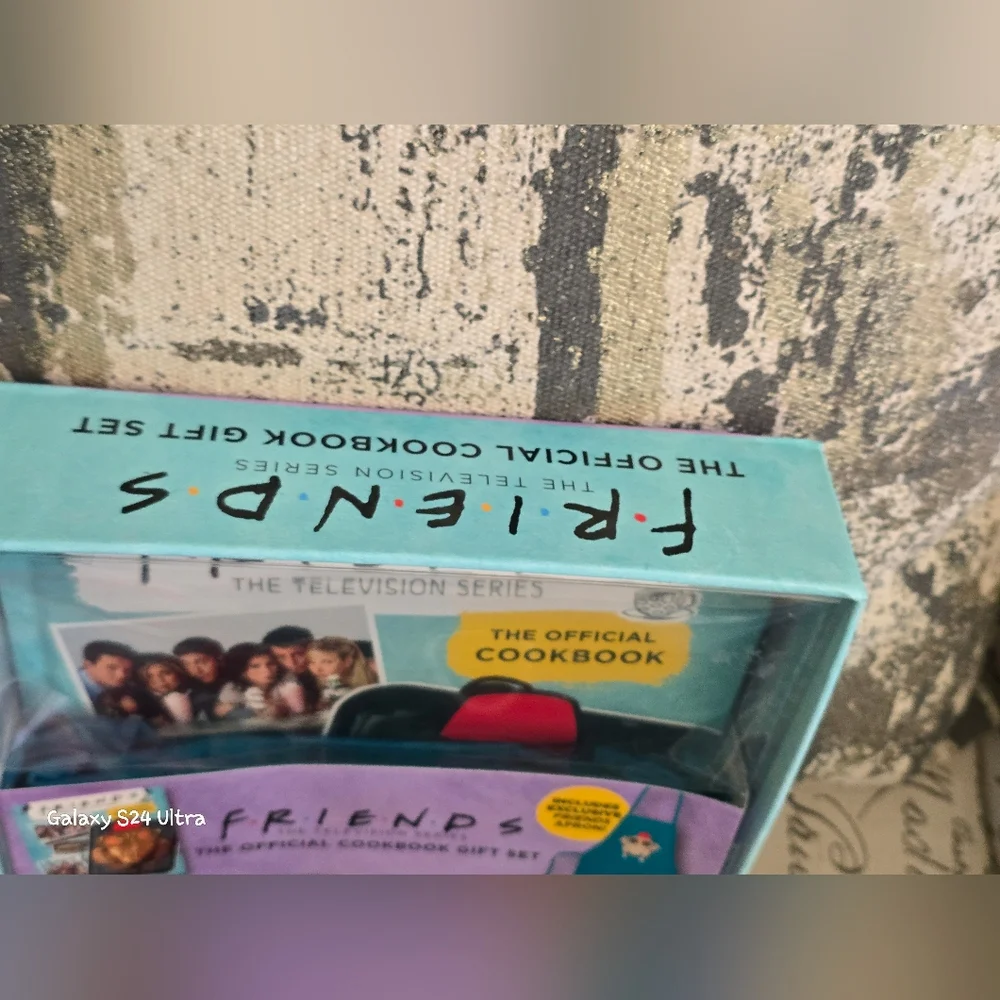F•R•I•E•N•D•S : The Official Cookbook Gift Set With Apron NIB